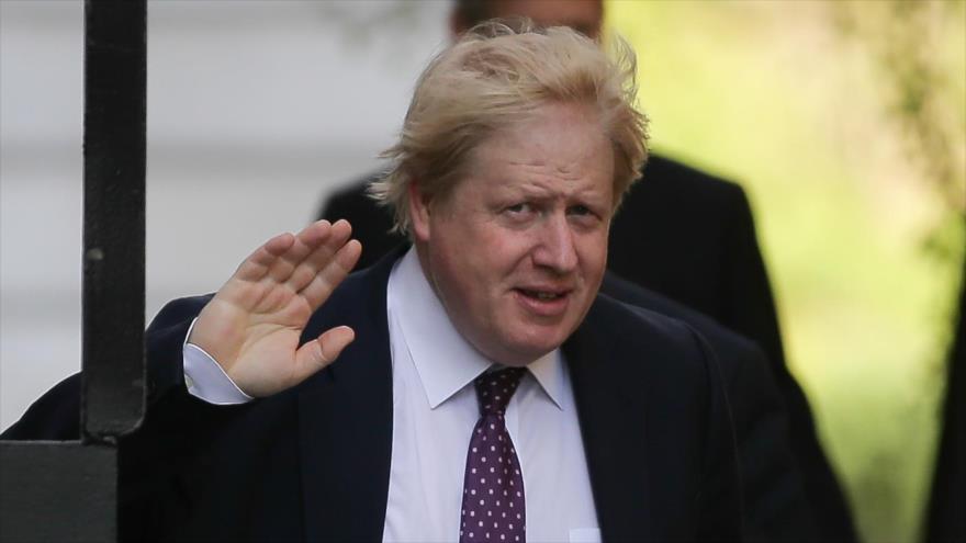 El ministro británico de Asuntos Exteriores, Boris Johnson, llega a la reunión semanal del gabinete, en Londres, 18 de abril de 2017.