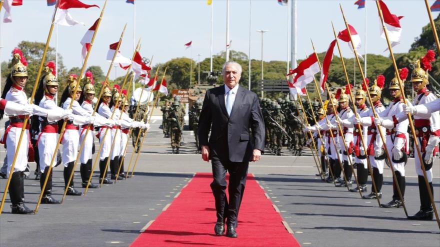 El presidente de Brasil, Michel Temer, participa de la ceremonia conmemorativa por el Día del Ejército en Brasilia (capital brasileña), 19 de abril de 2017.