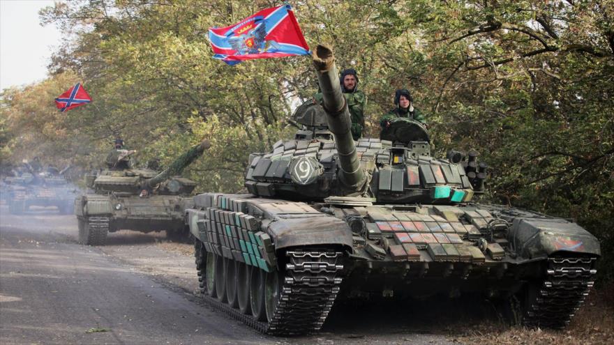 Soldados independentistas a bordo de tanques, cerca del distrito de Kirovske, al sur de Debaltsevo, este de Ucrania, 12 de octubre de 2015.