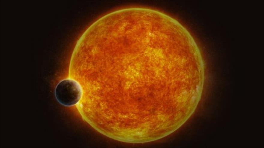 Un exoplaneta orbita una estrella enana roja.