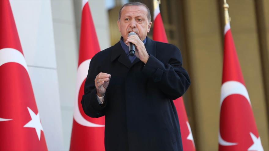 El presidente turco, Recep Tayyip Erdogan, ofrece un discurso a sus partidarios en el Palacio Presidencial en Ankara, 17 de abril de 2017.
