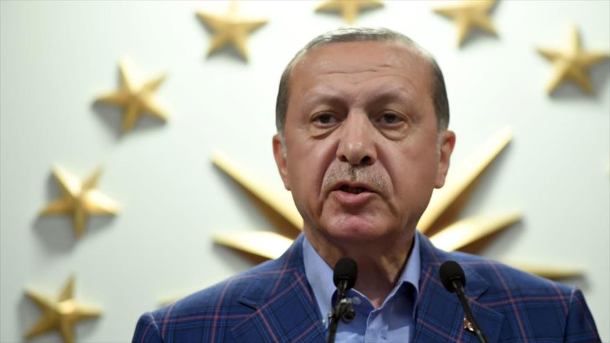 El presidente turco, Recep Tayyip Erdogan, pronuncia un discurso en la sede del gobernante Partido de la Justicia y el Desarrollo (AKP) en Estambul, 16 de abril de 2017.