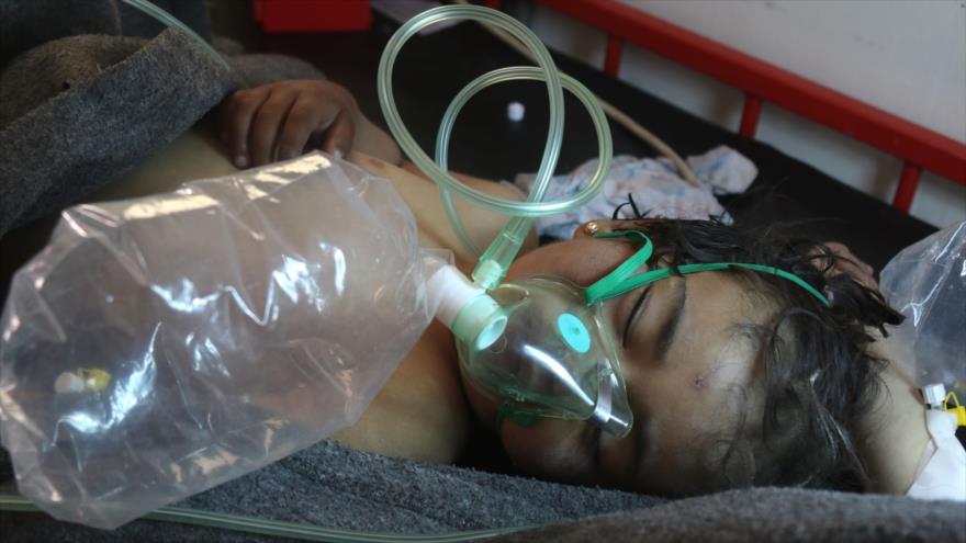 Niño sirio recibe tratamiento médico tras ser afectado por gas tóxico por el incidente químico acaecido en la localidad de Jan Sheijun, en la provincia siria de Idlib (noroeste), 4 de abril de 2017.