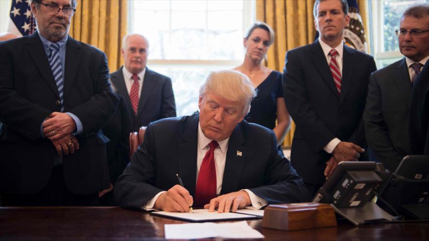 El presidente de EE.UU., Donald Trump, firma un documento sobre los acuerdos comerciales estadounidenses, 20 de abril de 2017.