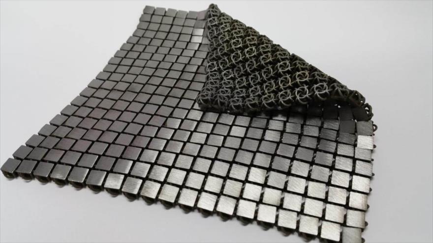 Este tejido espacial metálico se creó utilizando a impresoras 3D con cada lado que añaden funcionalidad diferente a cada lado del material.