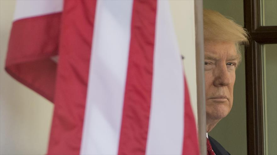 El presidente de Estados Unidos, Donald Trump, espera la llegada del primer ministro italiano, Paolo Gentiloni, en la Casa Blanca, Washington, 20 de abril de 2017.