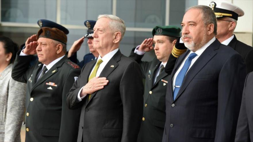 El secretario de Defensa de EE.UU., Jim Mattis (centro), se reúne con su homólogo israelí, Avigdor Lieberman, en los territorios ocupados, 21 de abril de 2017.