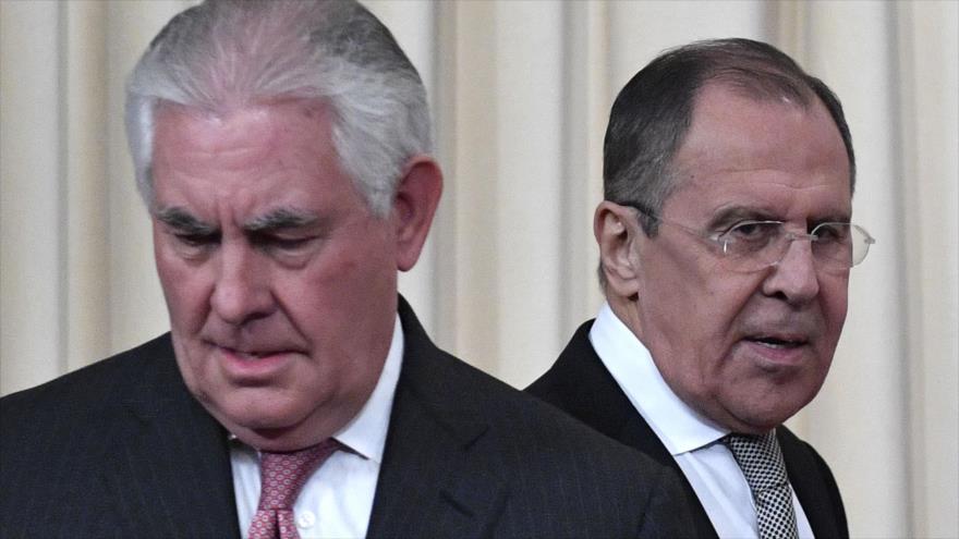El canciller ruso, Serguei Lavrov (dcha.), y el secretario de Estado estadounidense, Rex Tillerson, se reúnen en Moscú (capital de Rusia), 12 de abril de 2017.