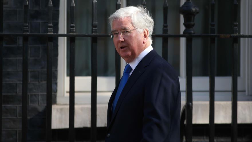 El ministro británico de Defensa, Michael Fallon, llega a la reunión semanal del Gobierno de Londres, 18 de abril de 2017.