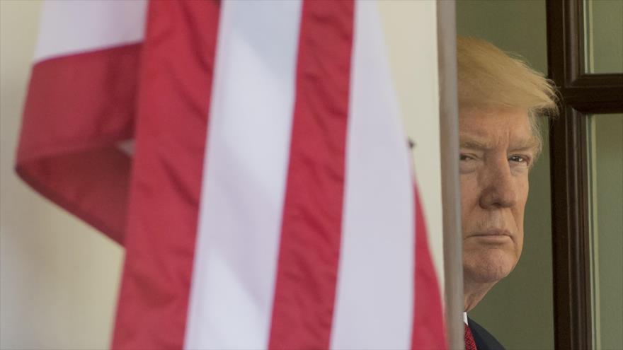 El presidente estadounidense, Donald Trump, espera la llegada del primer ministro italiano, Paolo Gentiloni, a la Casa Blanca en Washington, D.C, 20 de abril de 2017.