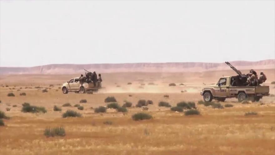 Integrantes de Daesh a bordo de coches en las afueras de la ciudad de Palmira (centro de Siria), 25 de mayo de 2015.