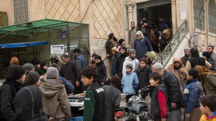 Imagen difundida por Daesh muestra civiles sirios y combatientes de la agrupación en la ciudad de Al-Raqa.