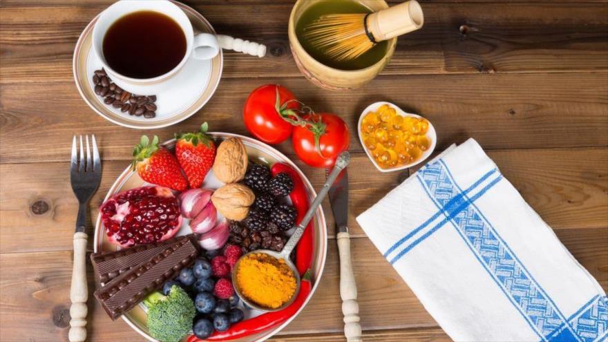 Una mesa de varios alimentos antioxidantes.