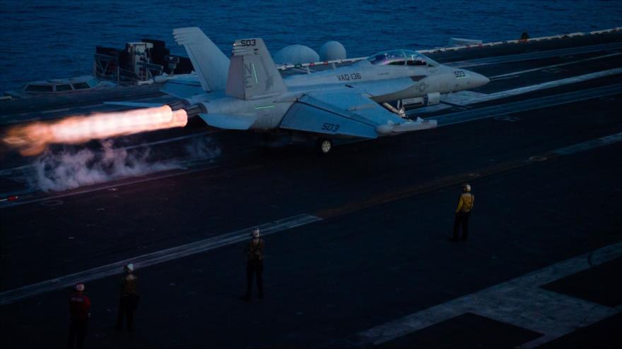 Un avión EA-18G Growler de la Armada de los Estados Unidos despega del portaaviones estadounidense USS Carl Vinson en el mar de la China Meridional, 12 de abril de 2017.