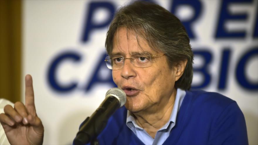 El excandidato a las presidenciales de Ecuador, Guillermo Lasso, habla durante una conferencia de prensa en Quito, la capital, 3 de abril de 2017.