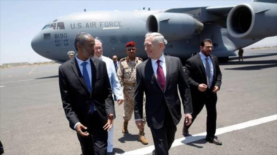 El Secretario de Defensa de EE.UU., James Mattis (dcha.), es recibido por el Ministro de Defensa de Yibuti, Ali Hasan Bahdon, a su llega al Aeropuerto Internacional de Ambouli, 23 de abril de 2017.