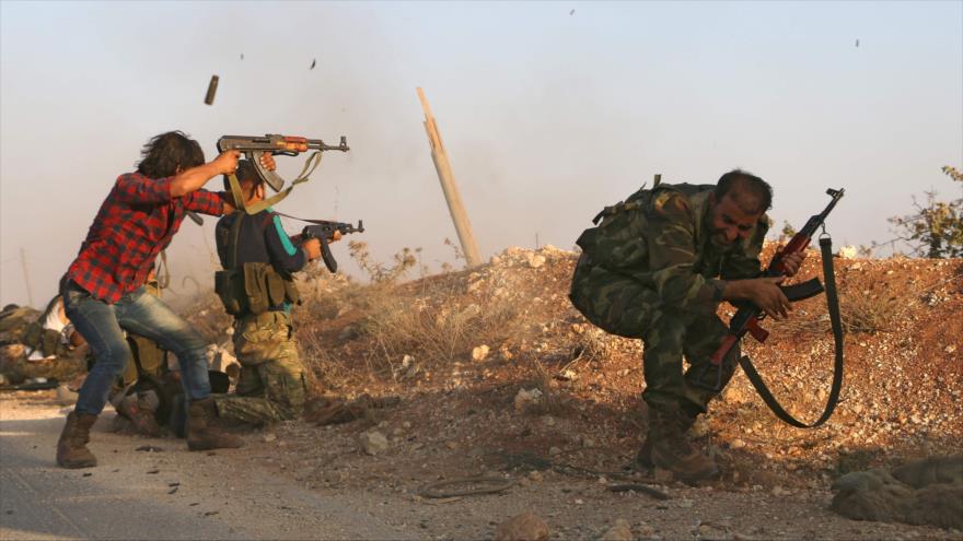 Combatientes del llamado Ejército Libre Sirio (ELS) desplegados en las afueras de la ciudad norteña de Al-Bab, 10 de octubre de 2016.