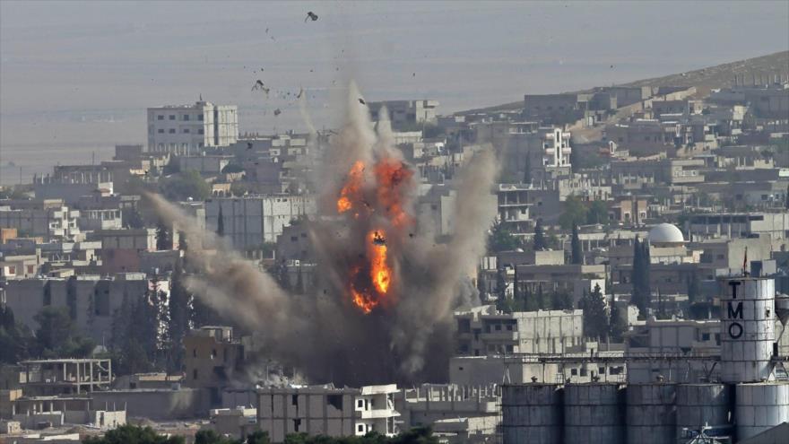 Humo y llamas de un ataque aéreo lanzado por la llamada coalición anti-EIIL, liderada por EE.UU., en la ciudad de Kobani (norte de Siria).