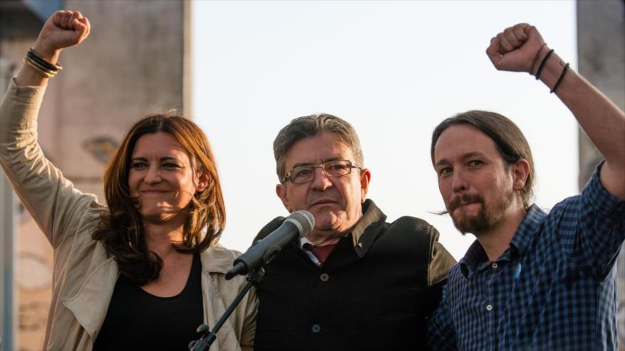 El líder del partido español Podemos, Pablo Iglesias (dcha.), en un acto de campaña de la elección presidencial gala en París (capital francesa) junto al candidato de izquierda populista Jean-Luc Mélenchon (centro) y a la eurodiputada del Bloque de Izquierda portugués Marisa Matias, 21 de abril de 2017.