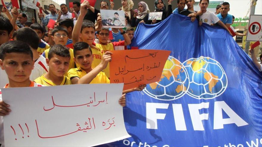 Palestinos exigen la expulsión del régimen de ocupación israelí de la Federación Internacional de Fútbol Asociación (FIFA).