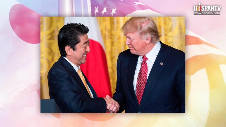 El presidente de EE.UU., Donald Trump (dcha.), y el primer ministro japonés, Shinzo Abe, se estrechan la mano en un encuentro en la Casa Blanca, 10 de febrero de 2017.