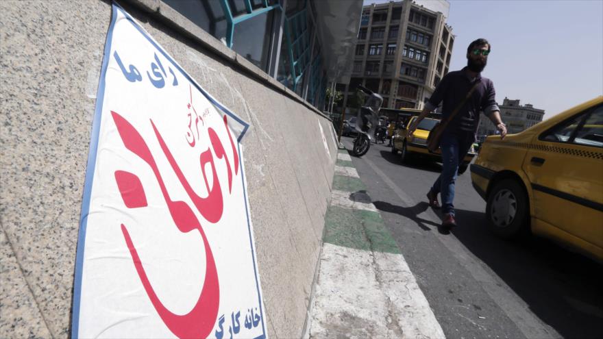 Un póster electoral a favor del actual presidente iraní, Hasan Rohani, en Teherán, capital de Irán, 23 de abril de 2017.
