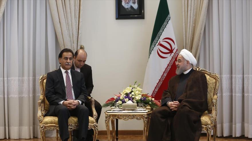 El presidente de Irán, Hasan Rohani (dcha.), junto con el presidente de la Asamblea Nacional de Paquistán, Sardar Ayaz Sadiq, en Teherán, capital iraní, 24 de abril de 2017.