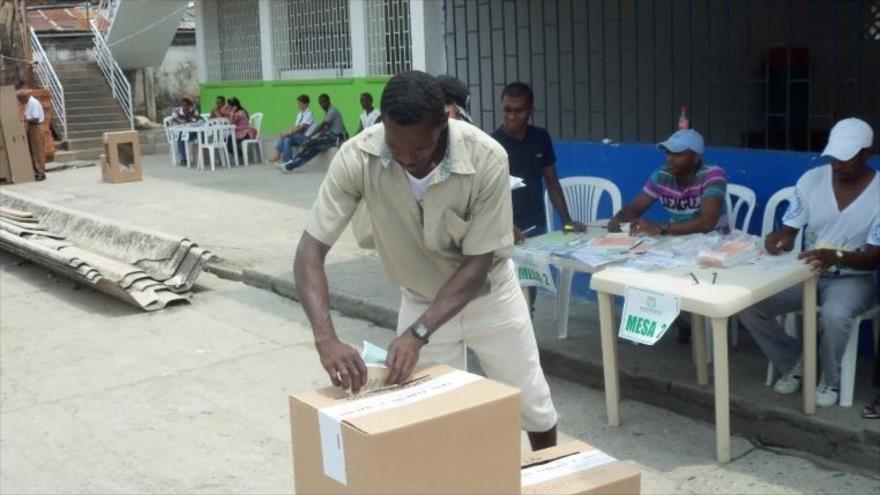 Un colombiano del municipio de Tumaco en el departamento de Nariño deposita su voto para elegir al alcalde de esta localidad, 23 de abril de 2017.