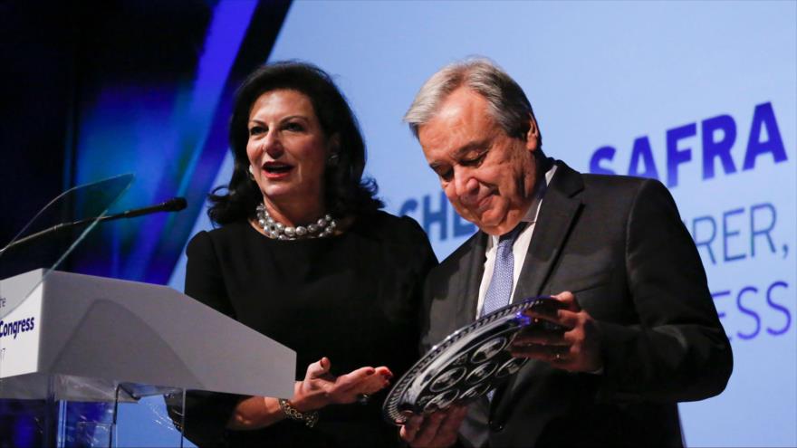El Secretario General de la ONU, Antonio Guterres, recibe una placa de recuerdo al asistir al Congreso Judío Mundial en Nueva York, 27 de abril de 2017.