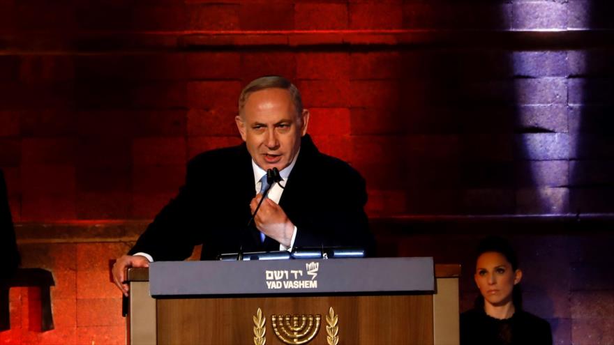 El primer ministro israelí, Benyamin Netanyahu, durante una ceremonia en el monumento del Holocausto en Yad Vashem, en Al-Quds (Jerusalén), 23 de abril de 2017.