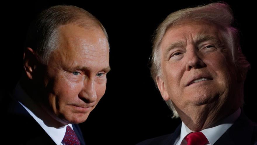 El presidente ruso, Vladimir Putin (dcha.), y su homólogo estadounidense, Donald Trump.