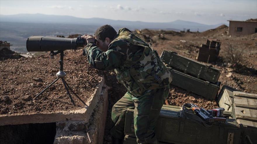 Soldado del Ejército sirio vigila los movimientos de los grupos terroristas en la provincia de Quneitra, 31 de enero de 2016. 