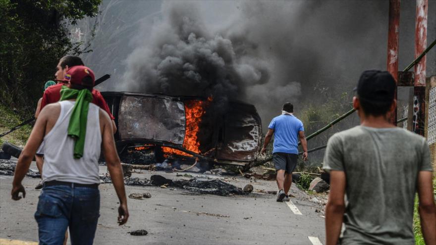 Opositores prenden fuego a los vehículos para luego levantar barricadas en las avenidas, San Cristóbal, oeste de Venezuela, 24 de abril de 2017.