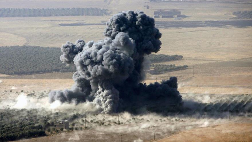 Columna de humo producida tras un ataque aéreo de la coalición anti-EIIL en una zona en Siria.