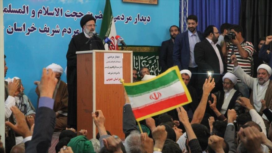 El candidato a la Presidencia de Irán, Ebrahim Raisi, pronuncia un discurso ante un grupo de sus partidarios, 25 de abril de 2017.