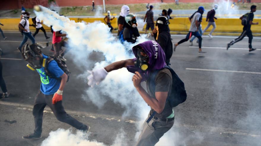 Video: Métodos violentos de opositores venezolanos en protestas