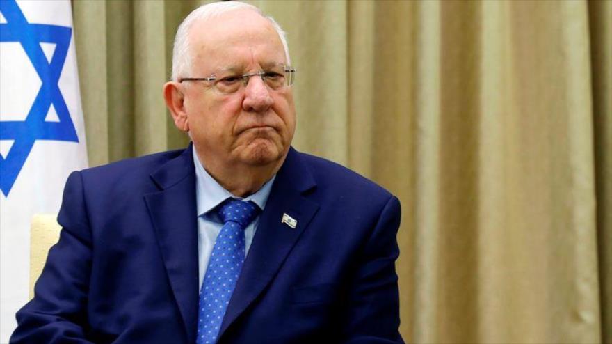 El presidente israelí, Reuvén Rivlin, escucha las declaraciones del ministro de Exteriores alemán, Sigmar Gabriel (no aparece en la foto), durante una reunión mantenida en el recinto presidencial en Jerusalén, 25 de abril de 2017.