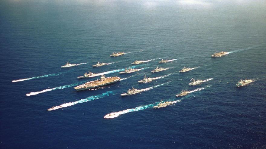 El portaaviones USS Abraham Lincoln (CVN-72) junto a sus buques escolta en el Golfo Pérsico, 20 de junio de 2000.
