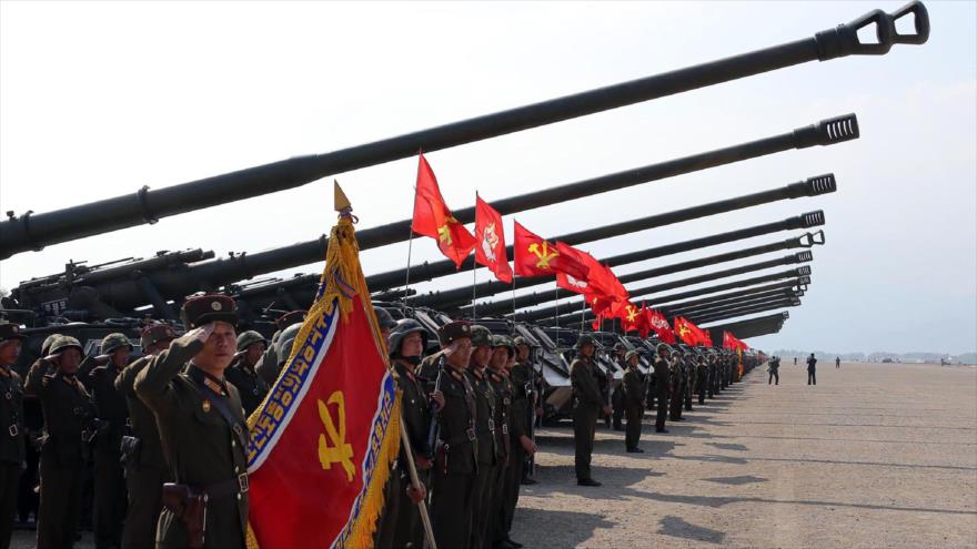Foto publicada el 26 de abril de 2017 por la Agencia Central de Noticias de Corea del Norte (KCNA, en inglés), que muestra las maniobras militares celebradas con motivo del 85º aniversario de la creación del Ejército norcoreano.