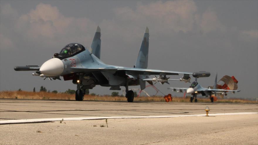 Dos cazas rusos modelo Su-30 despegan de la base aérea siria de Hmeimim.