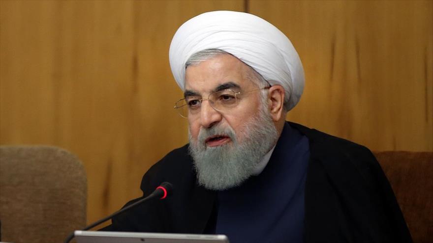 El actual mandatario de Irán y candidato por la reelección, Hasan Rohani, habla en una sesión de su gabinete, Teherán, 26 de abril de 2017.