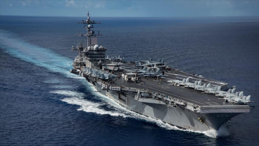 El portaviones nuclear USS Carl Vinson navega en el mar de Filipinas para asistir en las maniobras marítimas con Japón, 23 de abril de 2017.