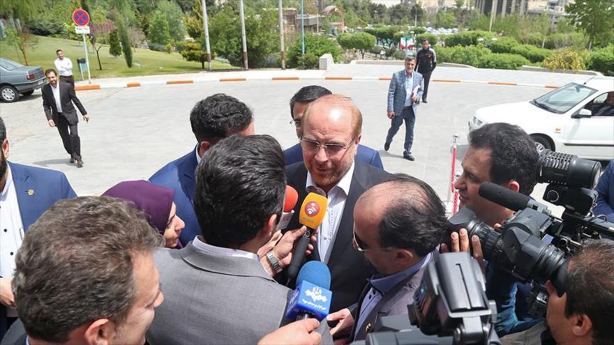 El candidato principalista en las elecciones presidenciales de Irán Mohamad Baqer Qalibaf atiende a la prensa a su llegada a las instalaciones de la televisión nacional para grabar un programas de la campaña electoral, 26 de abril de 2017.
