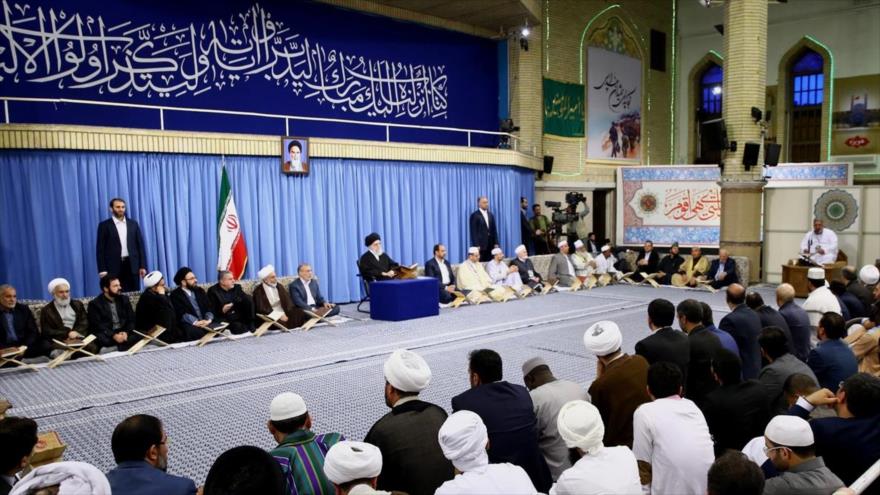 El Líder de la Revolución Islámica de Irán, el ayatolá Seyed Ali Jamenei, se reúne con los recitadores, memorizadores y expertos del Corán, libro sagrado de los musulmanes, en Teherán, capital iraní, 27 de abril de 2017.