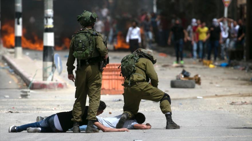 Soldados israelíes detienen a manifestantes palestinos en medio de enfrentamientos en el sureste de la ciudad de Nablus, en la ocupada Cisjordania, 21 de abril de 2017.