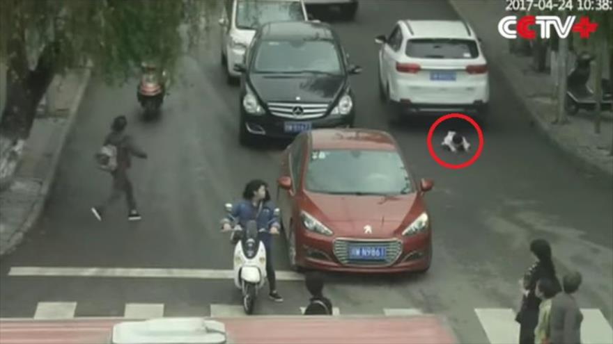 Vídeo: Dos coches pasan por encima de una bebé y sale ilesa
