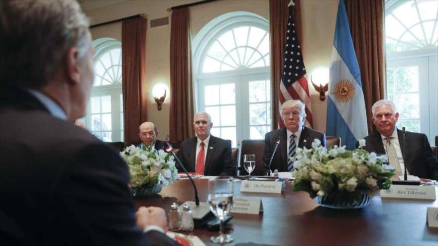 El presidente de EE.UU., Donald Trump (centro), durante una reunión con su homólogo argentino, Mauricio Macri (1º desde izda.), en la Casa Blanca, 27 de abril de 2017.
