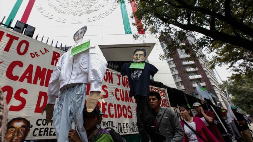 Una protesta de familiares de desaparecidos frenta al Senado de México.