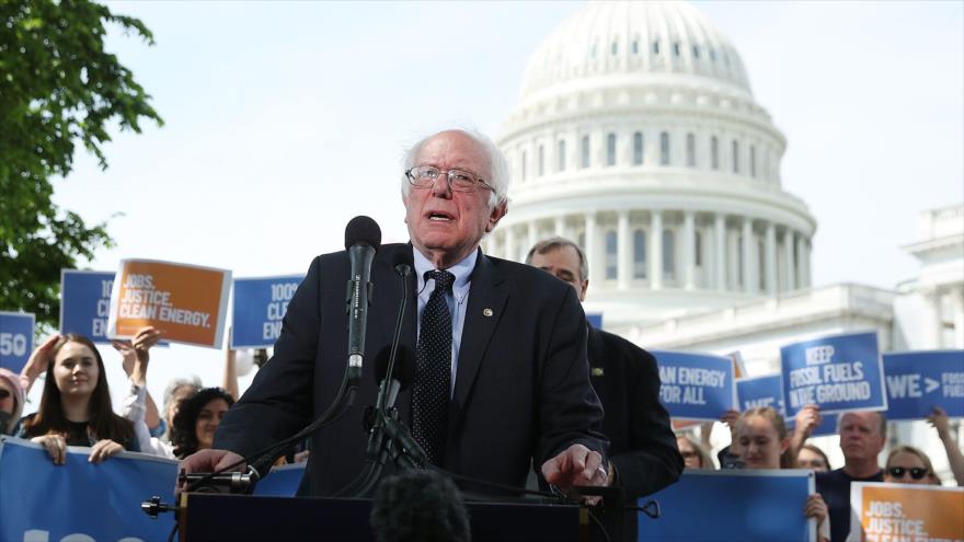 El senador demócrata Bernie Sanders ofrece un discurso frente al Capitolio en Washington, EE.UU., 27 de abril de 2017.