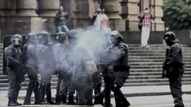 Vídeo: Policía y manifestantes se enfrentan frente a casa de Temer